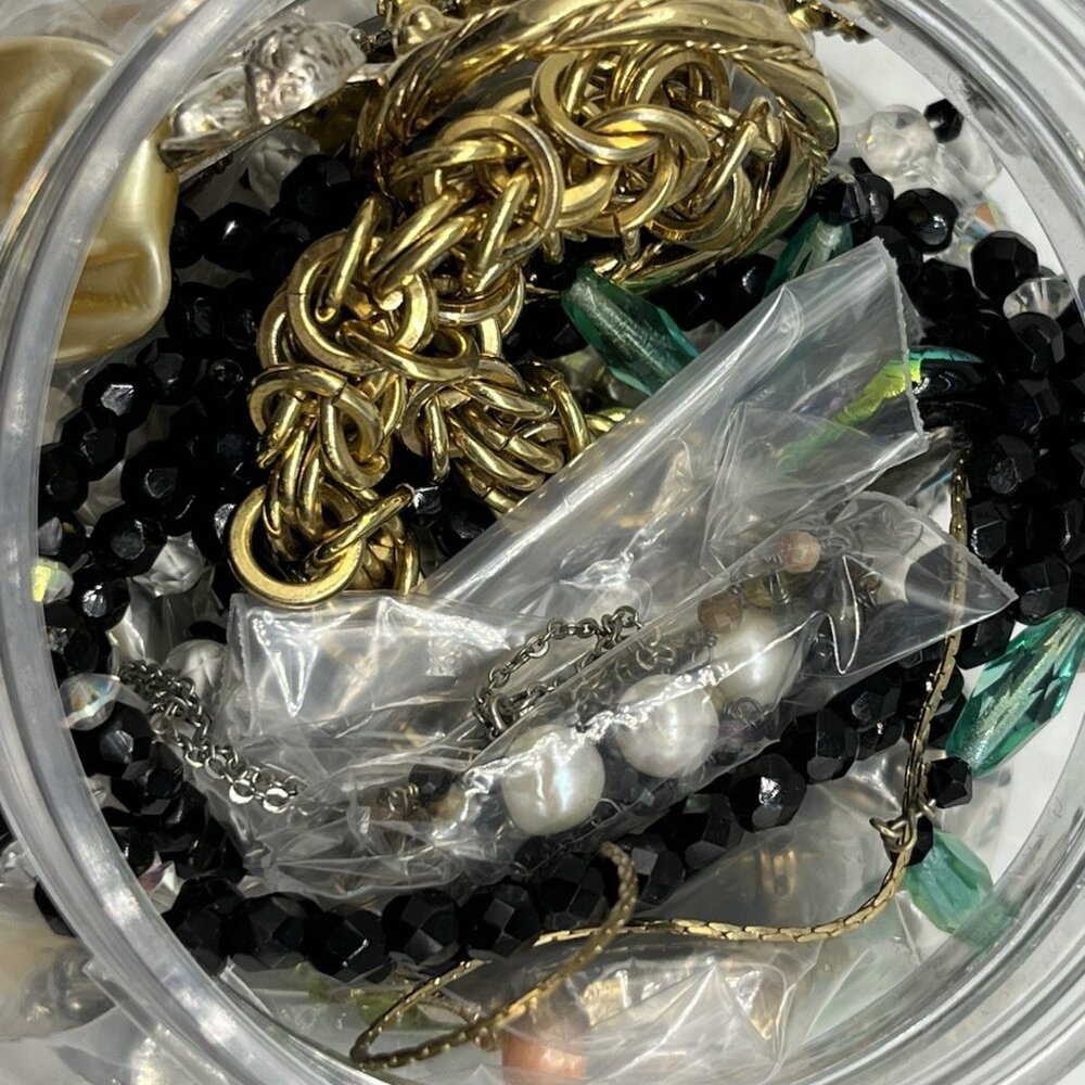 1.5 lb. Jewelry Jar all wearable and salable Jewelry, some vintage some modern - Picture 6 of 9